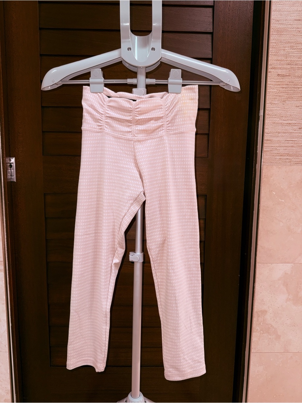 STRUT-THIS Textured High-Rise Scrunch Back Leggings Light Neutral Size Small